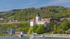 Schloss Persenbeug mit dem Donaukraftwerk Ybbs-Persenbeug