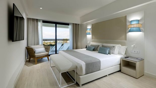 moderne helle Suite im Hotel Grand Palladium auf Sizilien in Italien