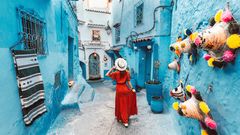 Frau in den Gassen von Chefchaouen