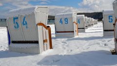 Strandkörbe mit Schnee