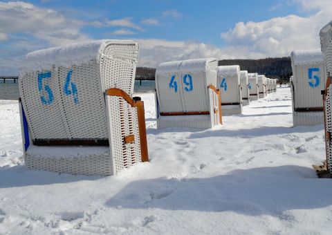 Strandkörbe mit Schnee