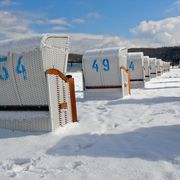 Strandkörbe mit Schnee