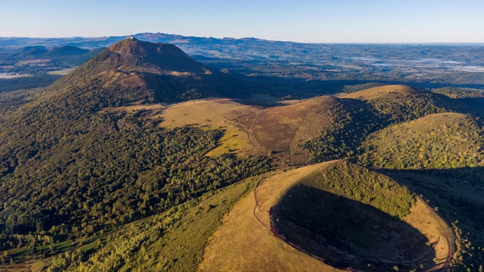 Luftpanorama der Vulkane Puy Pariou und Puy de Dome