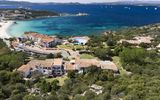 Drohnenansicht auf das Hotel La Bisaccia mit Meer in Sardinien, Italien