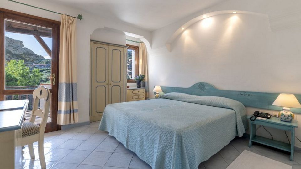 helles Zimmer im Hotel La Bisaccia in Sardinien, Italien