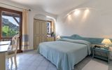 helles Zimmer im Hotel La Bisaccia in Sardinien, Italien
