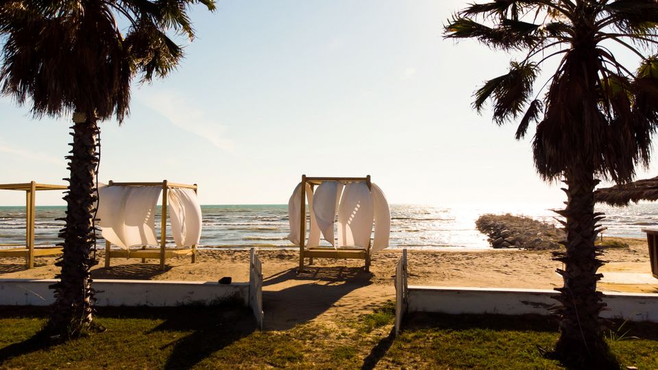 Brise weht am Strand von Albanien