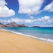 Goldener Strand auf Porto Santo © Armando Frazão, AdobeStock Strand mit Meerblick, Porto Santo, Portugal