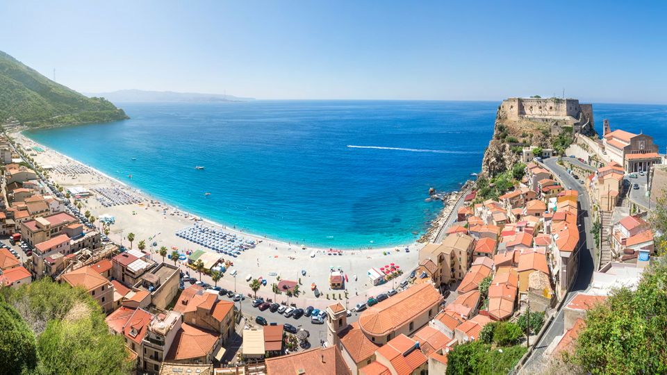 Blick auf Scilla mit Castello Ruffo