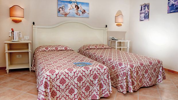 zwei Einzelbetter im Zimmer von Hotel Sabbie d´Oro auf Sizilien in Italien