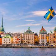 Stockholm ©f11photo, AdobeStock Stockholm mit Schwedenflagge