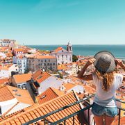 Touristin blickt über Lissabon