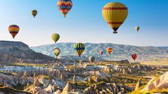 Heißluftballons bei Sonnenuntergang über Kappadokien in der Türkei
