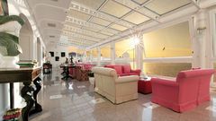 elegante Lounge mit Meerblick im Hotel Corallo bei Sorrent in Italien