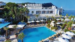 Blick auf Hotel Sorriso Thermae mit Pool und Palmen in Italien, Ischia