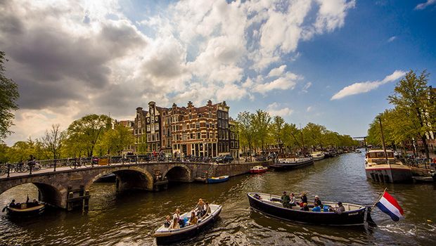 Amsterdam, Boote auf dem Kanal