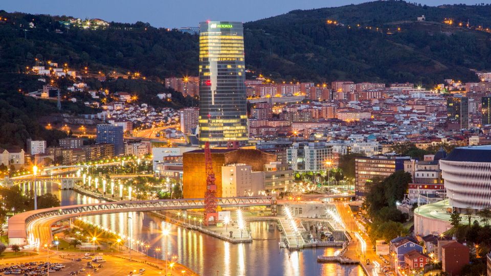 Bilbao bei Nacht