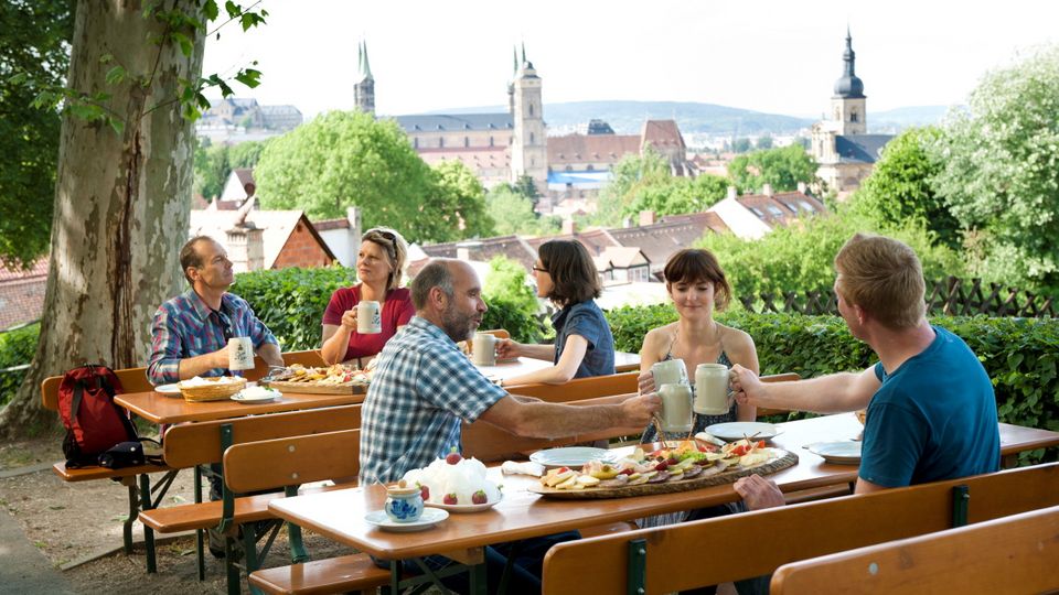 Prost im Biergarten hoch über Bamberg