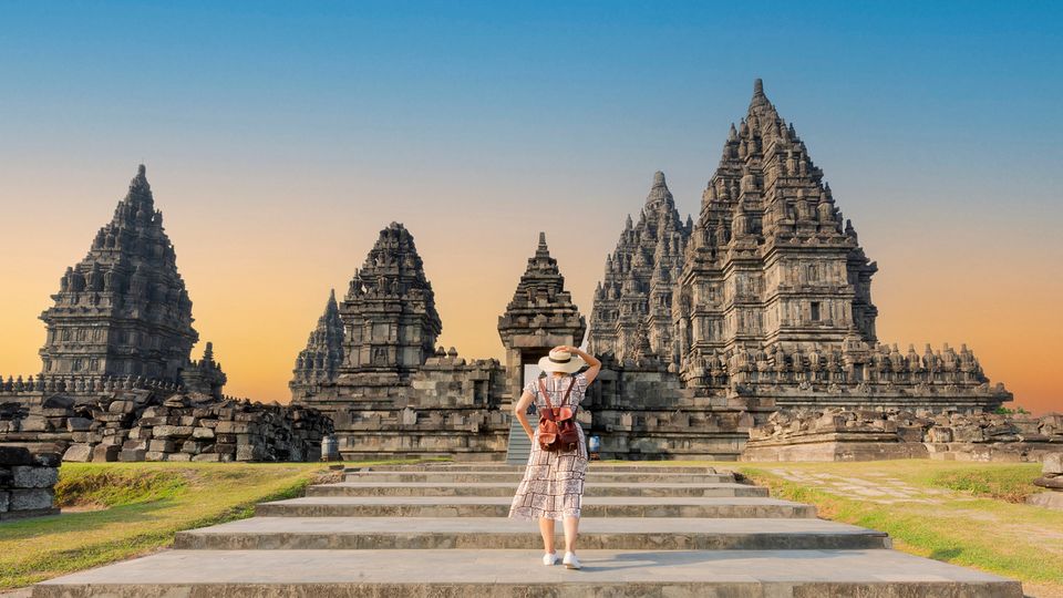 Frau am Prambanan-Tempel bei der Stadt Yogyakarta