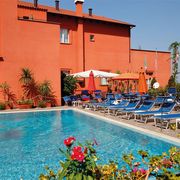 Abkühlen im Pool am Hotel Villa Maria bei Sorrent in Italien