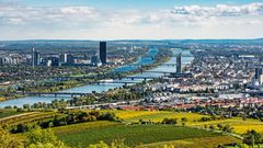 Wien Panorama im Herbst, Stadtansicht mit Donau vom Kahlenberg fotografiert