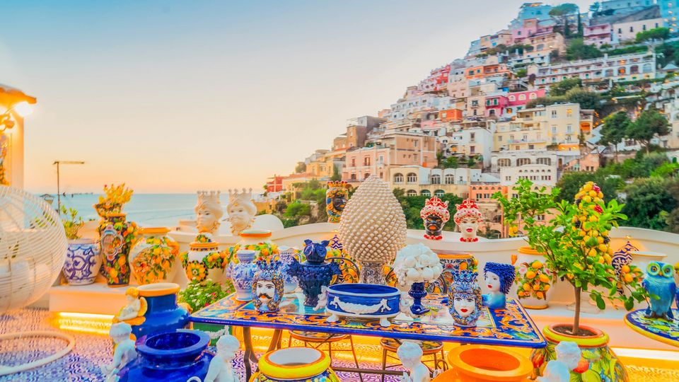 Positano, bunte Keramik ©neirfy, AdobeStock Positano, bunte Keramik