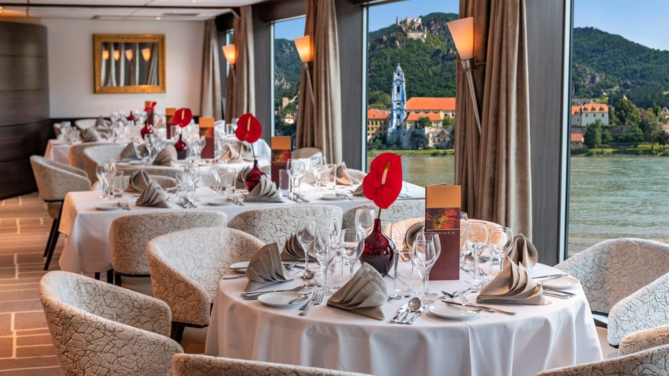 Restaurant an Bord der Amadeus Brilliant bei Dürnstein