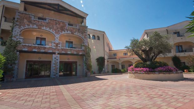 Eingang mit großem Platz zum Blu Hotel Morisco in Sardinien, Italien