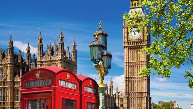 Typisch rote Telefonzellen vor Big Ben in London