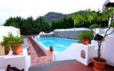 mediterraner Poolbereich im Hotel Gattopardo auf Lipari in Italien