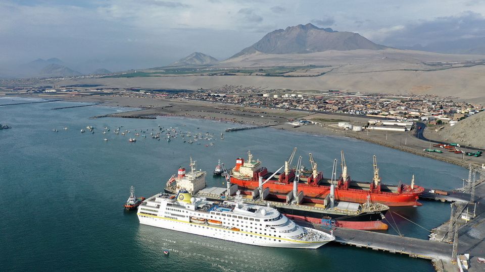 MS Hamburg in Salaverry Peru