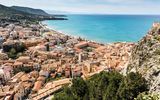 Blick auf Cefalù und das blaue Meer auf Sizilien in Italien