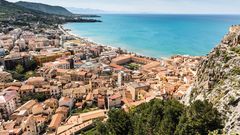 Blick auf Cefalù und das blaue Meer auf Sizilien in Italien