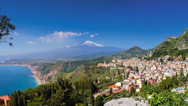 Panorama von Taormina mit dem Vulkan Ätna