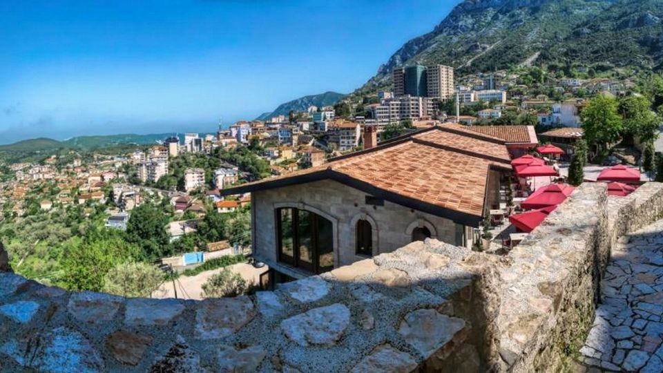 Blick von der Festung auf Kruja, Albanien