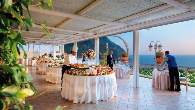 edles Buffet bei Sonnenuntergang im Hotel Sorriso Thermae in Italien, Ischia