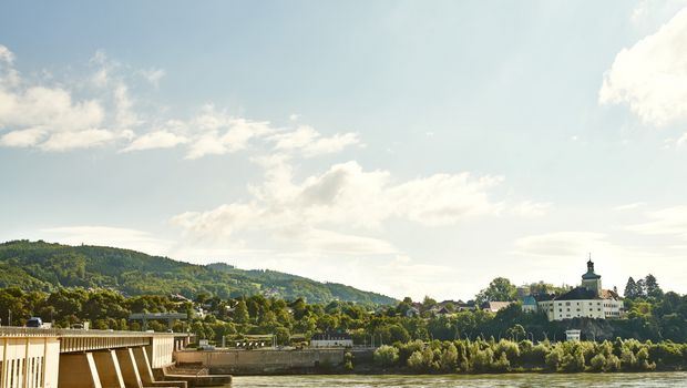 Donaukraftwerk mit Schloss Persenbeug