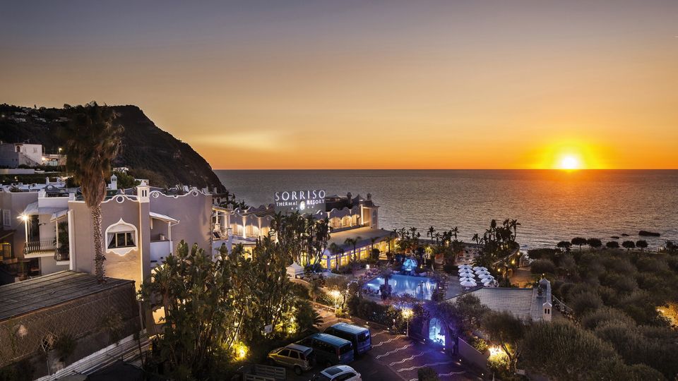 Aussicht über Sorriso Resort und Meer Abends in Italien, Ischia