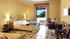 elegant eingerichtetes Zimmer mit Balkon im Hotel Aktea auf Lipari in Italien