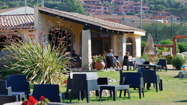 Entspannen und Sonne tanken im Garten vom Hotel Posada auf Sardinien in Italien