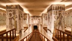Grabkammer im Tal der Könige mit Blickrichtung einer mittig herablaufenden Treppe