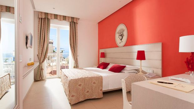 Zimmer mit Balkon im Hotel Corallo bei Sorrent in Italien