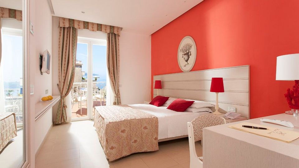 Zimmer mit Balkon im Hotel Corallo bei Sorrent in Italien