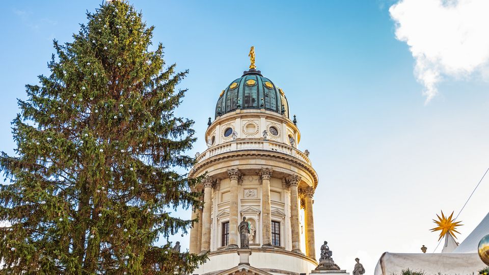 Weihnachtsmarkt auf Gendarmenmarkt in Berlin mit Blick auf Deutschen Dom