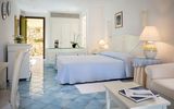 Zimmerbeispiel im Club Hotel Baja Sardinia bei Sardinien, Italien