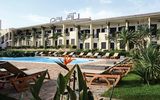 Poolbereich in grüner Anlage am Hotel Palau auf Sardinien in Italien