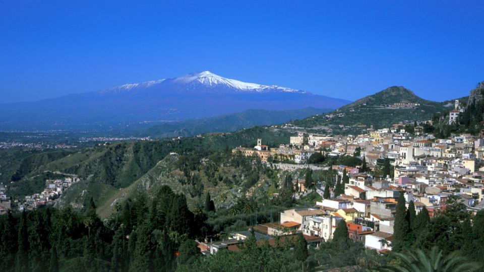 Blick über Taormina zum Ätna