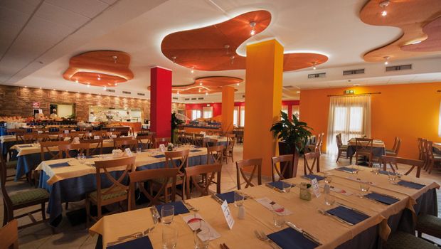 modernes Restaurant im Blu Hotel Morisco in Sardinien, Italien