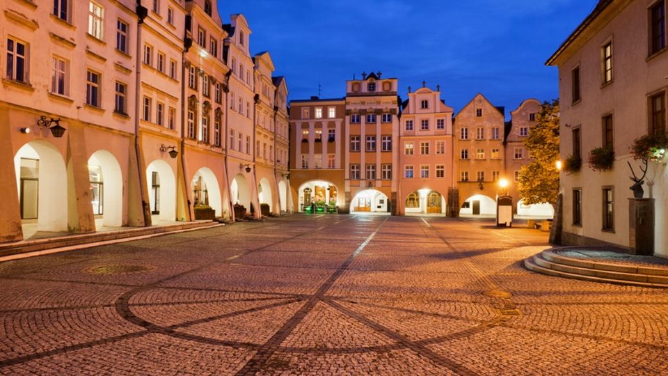 Altstadt von Jelenia Gora bei Nacht  