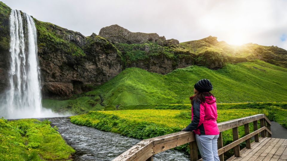 Island, Wasserfall ©InfiniteFlow, AdobeStock Island, Wasserfall